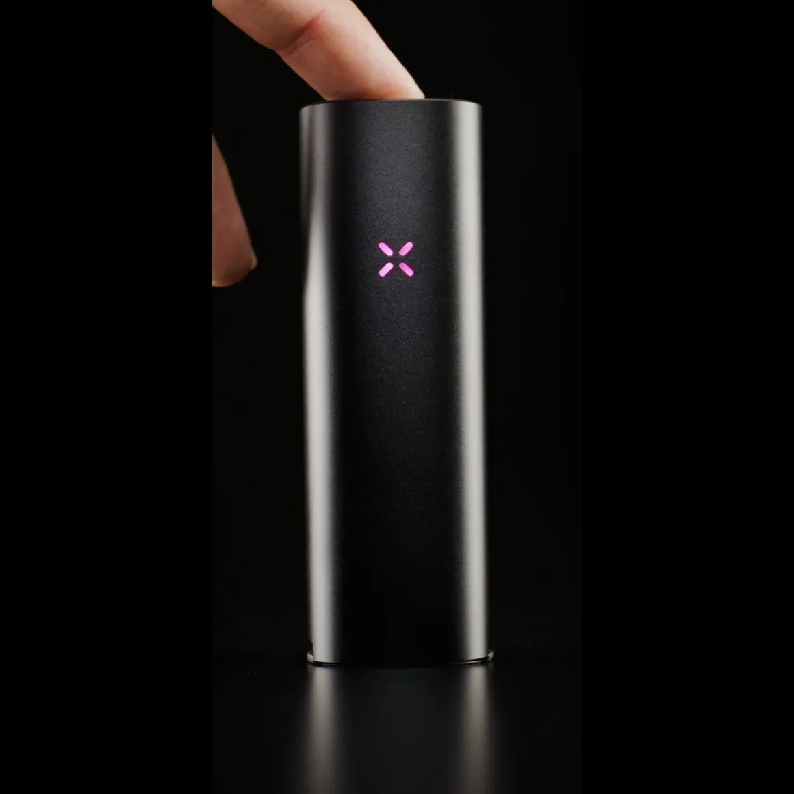 Vaporizador Pax Four 9 Pax Four (Pax 4) en la mano — vaporizador portátil de hierba seca