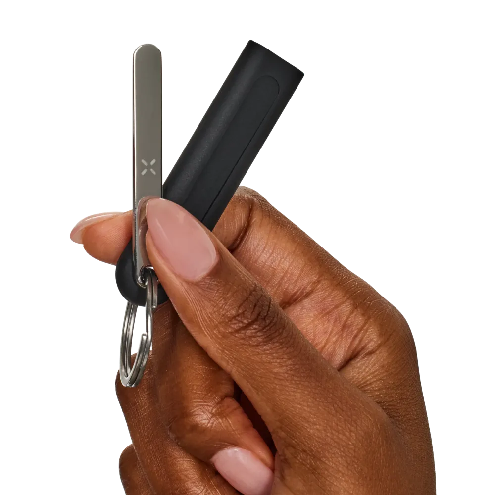 Vaporizador Pax Four 11 Herramienta Pax Four en la mano para cargar y remover hierba